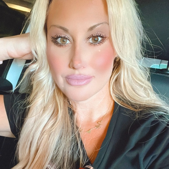 Meet your Posher, Courtney - Picture 1 of 1